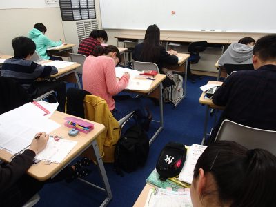 ↑今日も自習室でみんなで勉強する受験生たち