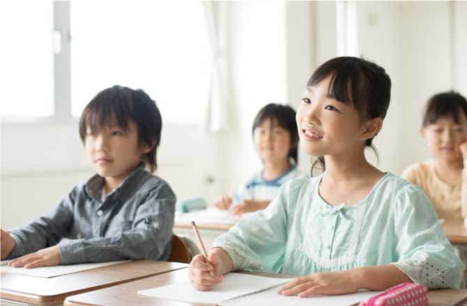 学習基礎コースでは、基本的な漢字の読み書きの力・計算力・論理力・思考力の向上に重点を置いています。